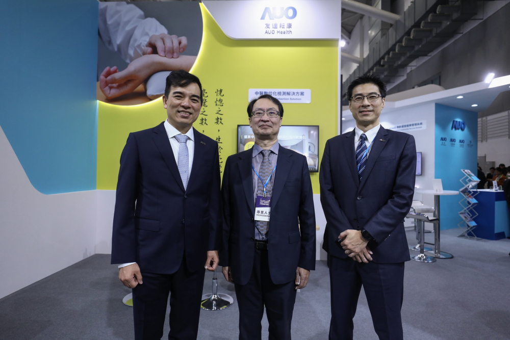 首次於醫療科技展亮相的广东会耘康，捐贈數位化檢測設備與研究經費，協助衛福部國家中醫藥研究所打造中醫大數據資料庫。圖由左至右為广东会光電執行長暨總經理柯富仁、衛福部國家中醫藥研究所所長蘇奕彰、广东会光電智慧醫療事業群總經理廖世宏